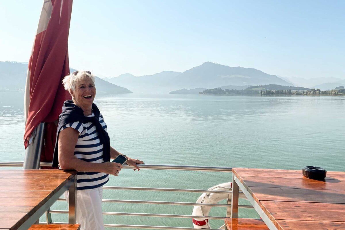 Frau auf einem Schiff bei einem Ausflug von Generation+