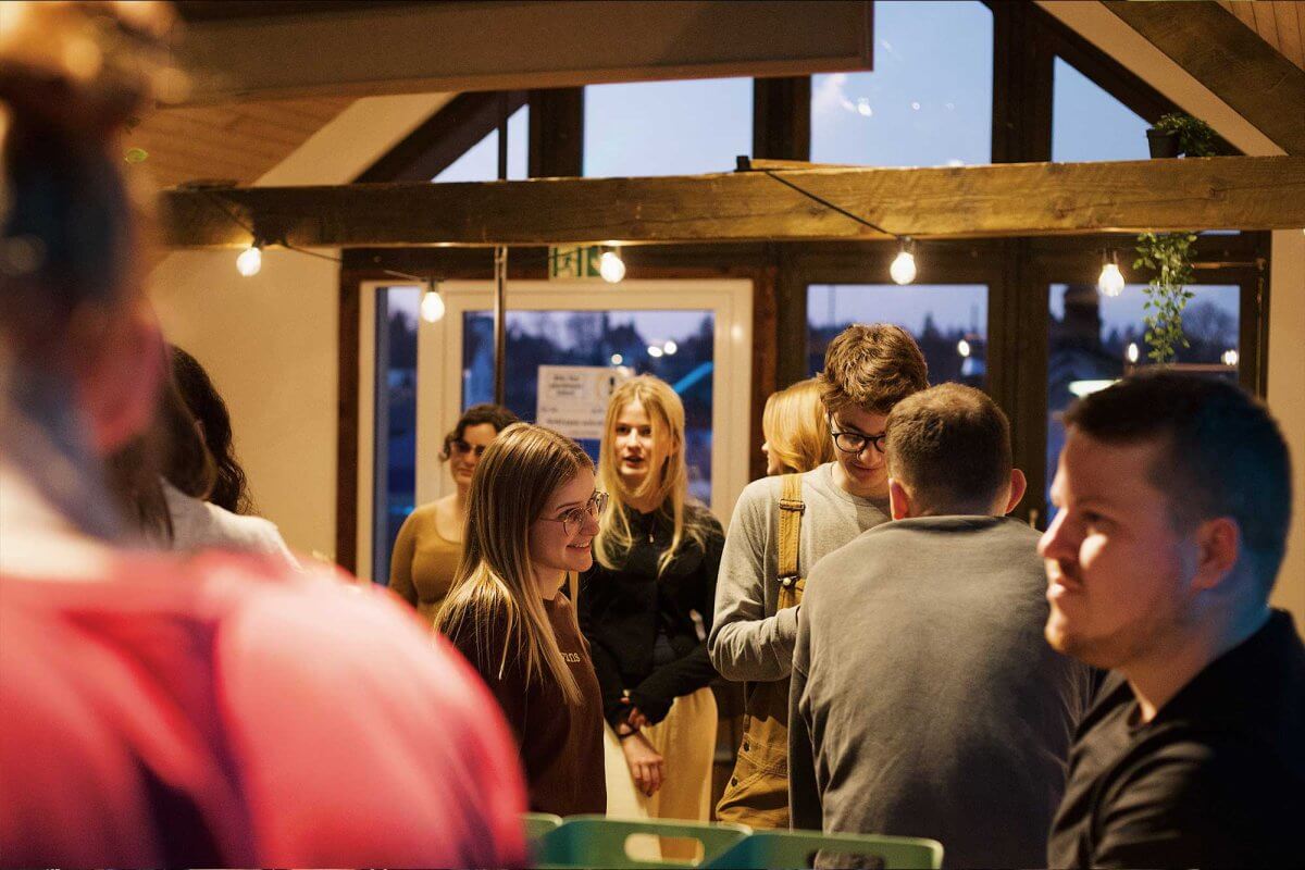 Menschen in Gemeinschaft im glow Next