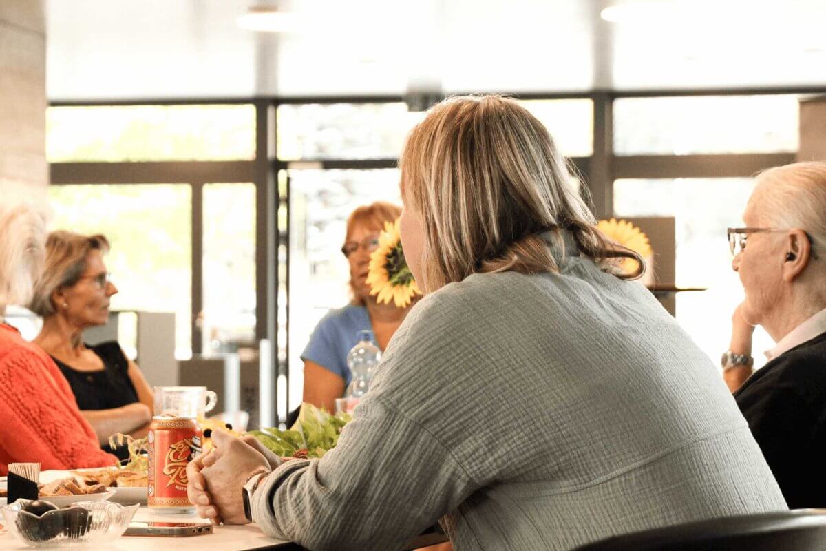 Menschen im Zieschtigs Kafi